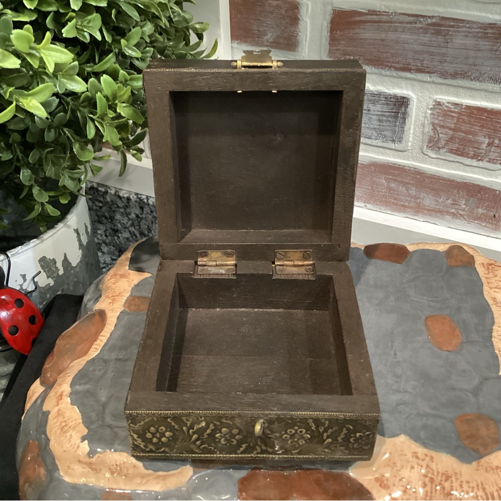 🟤 Vintage - Beautifully crafted solid wood, brass/metals Jewelry / Keepsake Box - Picture 6 of 12